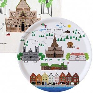 Houses of Norway Collection finns som brickor i olika format och storlekar liksom en kökshandduk och en mug etc.Houses of Norway Collection comes as trays in different sizes as well as a kitchen towel and a mug etc.